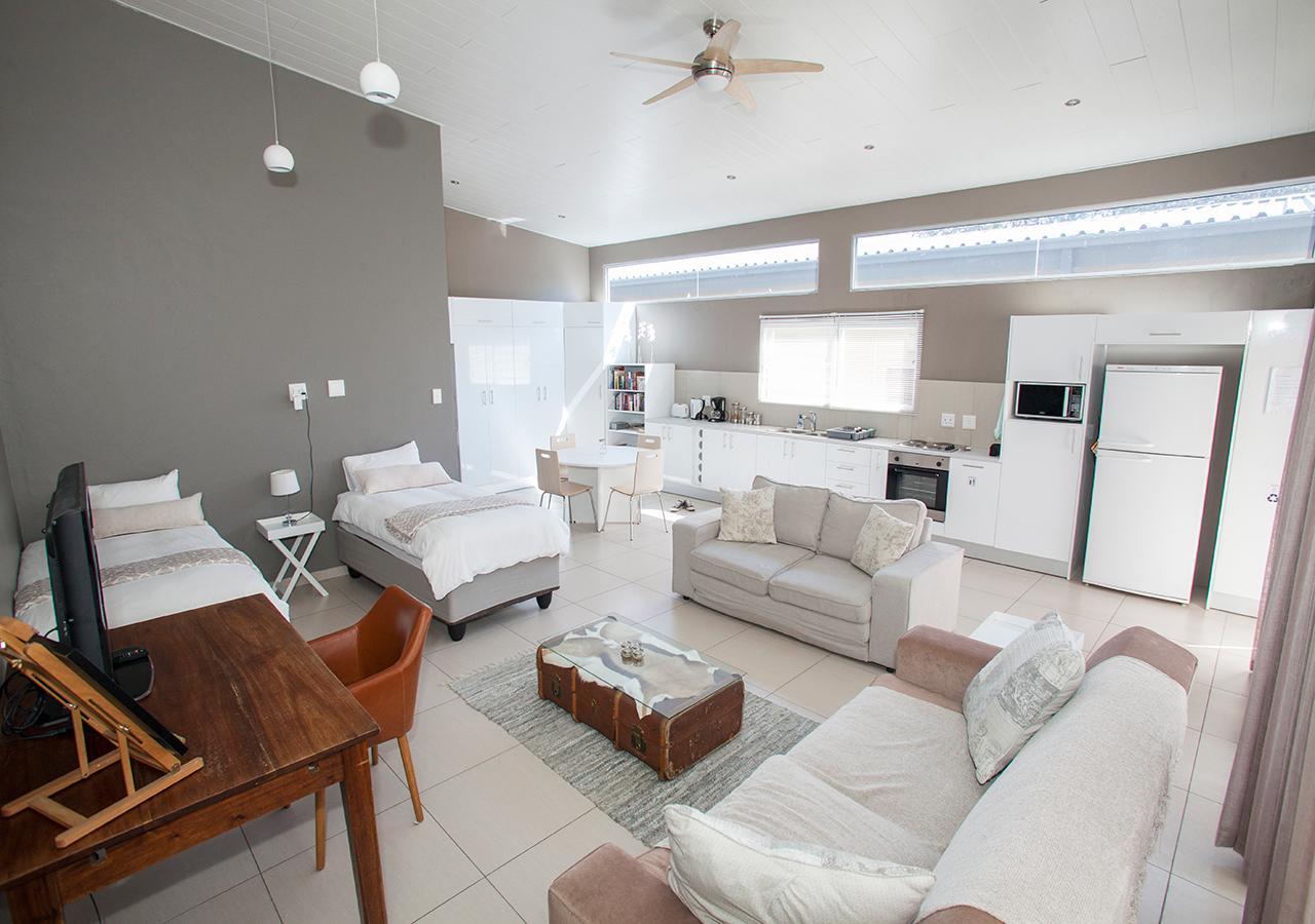 Rnb'S Studio Apartment Виндхук Экстерьер фото