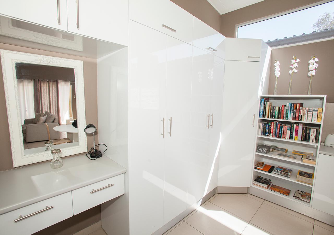 Rnb'S Studio Apartment Виндхук Экстерьер фото